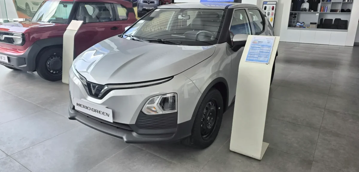 Góc chéo đầu xe VinFast Herio Green