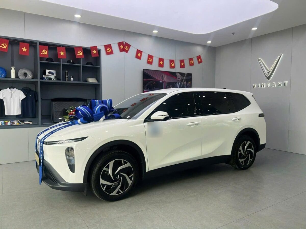 Bàn giao VinFast Limo Green cho khách hàng chạy dịch vụ