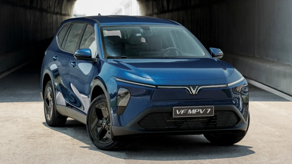 Ngoại thất VinFast MPV7 màu xanh Moonlit Ocean